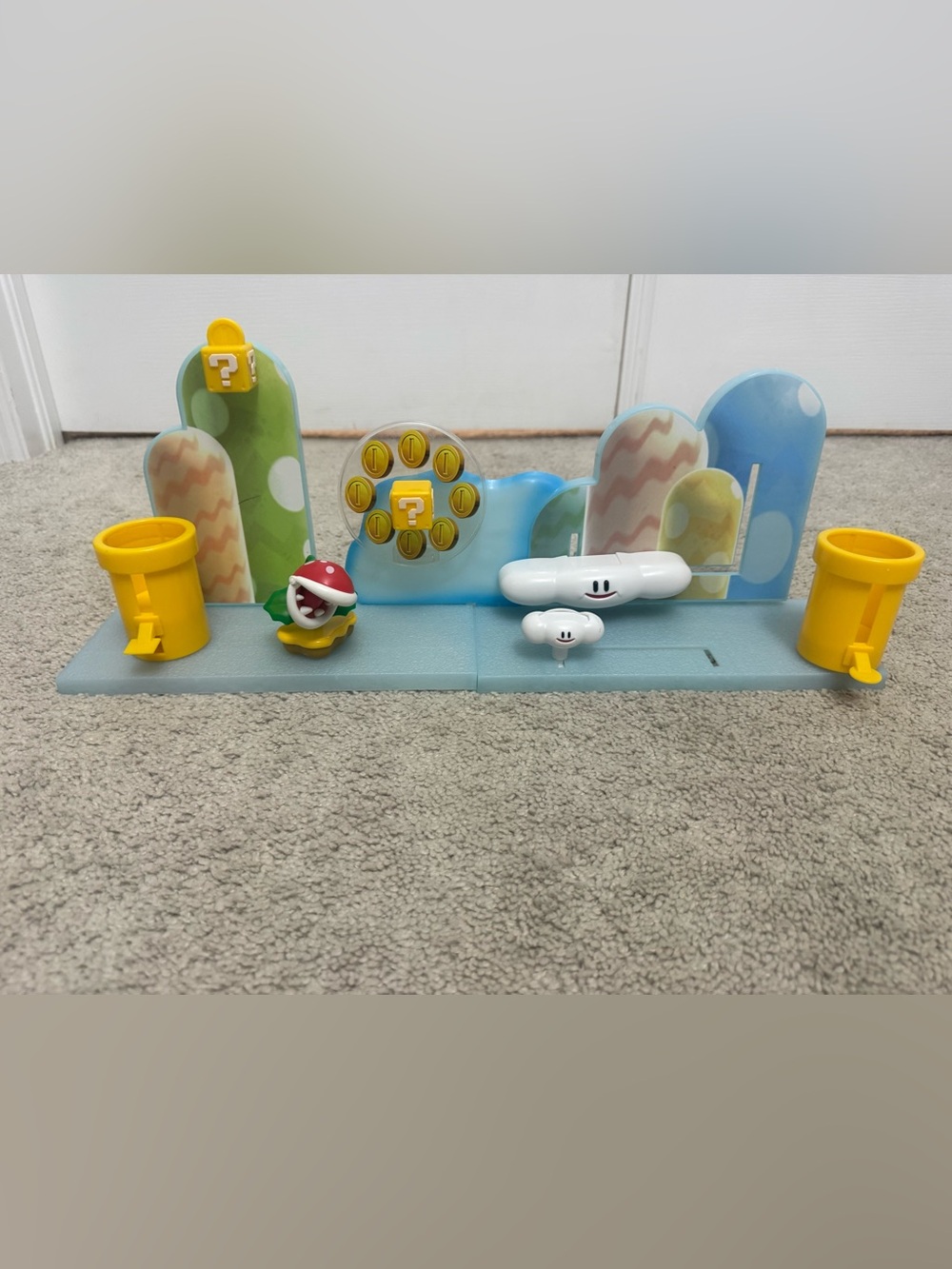 Super Mario Piranha Plant & Cloud Playset - White, Red, Yellow